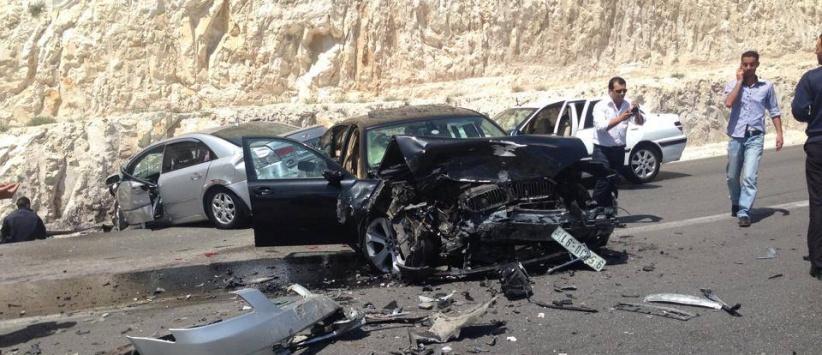 بالصور : حادث سير مروع على طريق واد النار