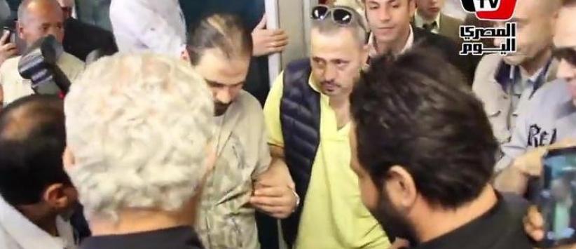 بالفيديو: جورج وسوف يصل مطار القاهرة بحالة صحية سيئة