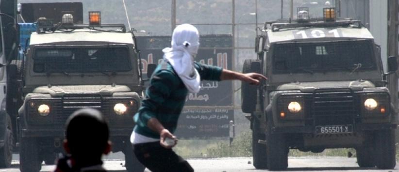 الحملة مستمرة بالخليل.. اعتقال 12 مواطنا وسرقة منزلين وجمعيات