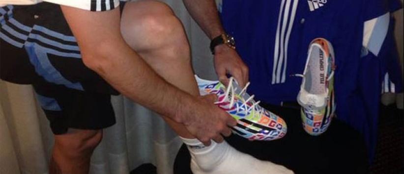 بمناسبة عيد ميلاده ميسي يرتدي حذاء غريبا