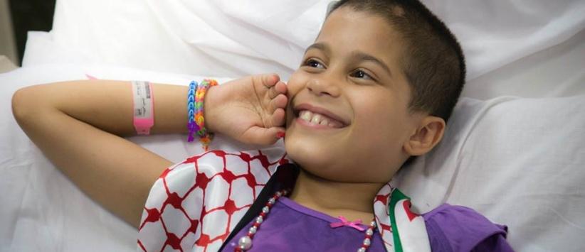 بالصور- محمد عساف يزور جرحى غزة في عمان