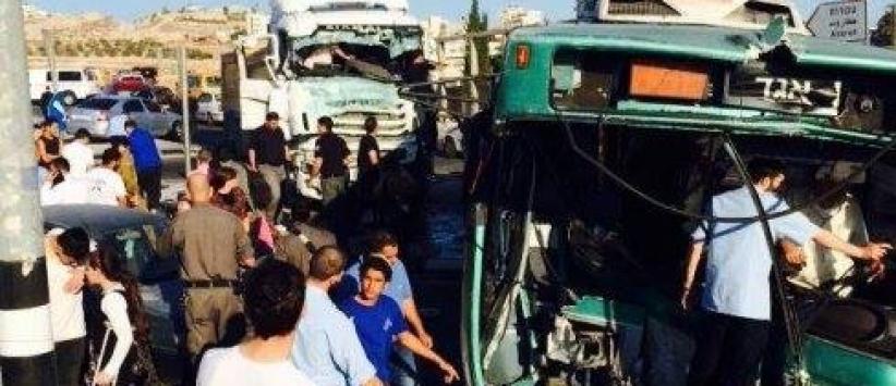 24 مصابا في حادث تصادم بين حافلة وشاحنة في القدس