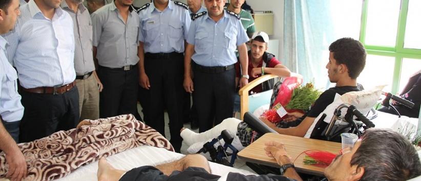 بالصور :- الشرطة وحركة فتح تطمئنان على جرحى العدوان الإسرائيلي على قطاع غزة