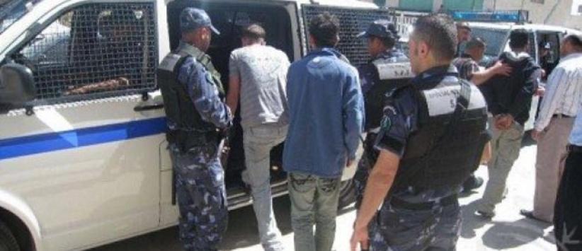 الشرطة تكشف ملابسات قضية تزوير أوراق ثبوتية وتضبط لوحات أرقام مسروقة في المحافظة