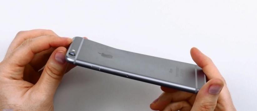 صور : هاتف “آيفون 6 بلس” يُعاني من انحناء لدى وضعه في الجيبة لفترة طويلة