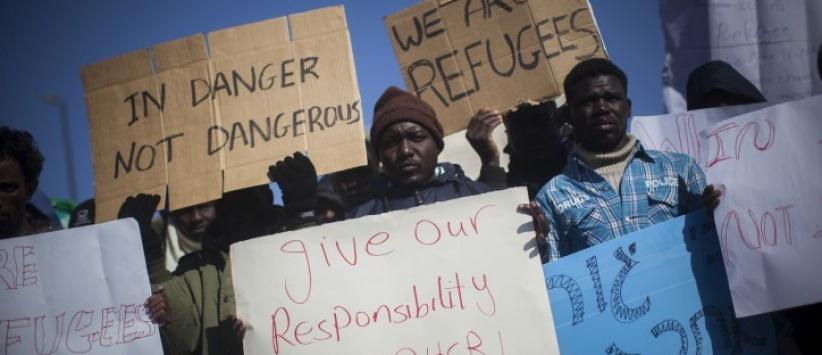 جنود الاحتلال يسرقون العمال الاجانب تحت تهديد السلاح