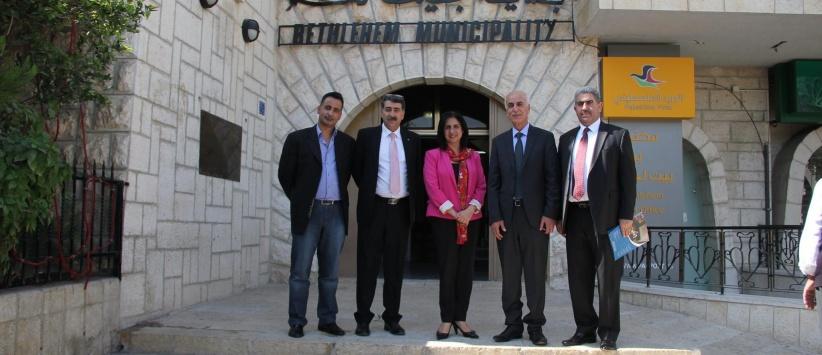 رئيسة بلدية بيت لحم تستقبل وزير الحكم المحلي وتطلعه على أبرز احتياجات المدينة