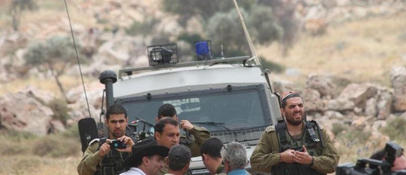 مواطنون يهدمون خيمة نصبها مستوطنون جنوب الخليل واعتقال مواطن