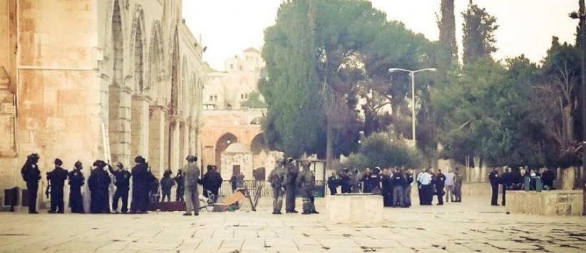 قوات الاحتلال تقتحم الاقصى وتهاجم المصلين وتخلي الساحات
