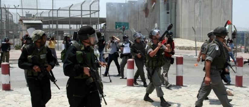 مستوطن يطلق النار بالقرب من حاجز حزما