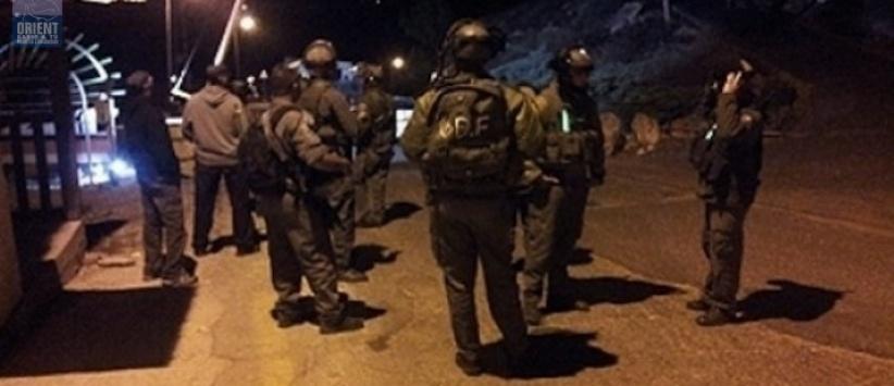 بيت لحم : الاحتلال يعتقل شابا ويسلم آخر بلاغا لمراجعة مخابراته