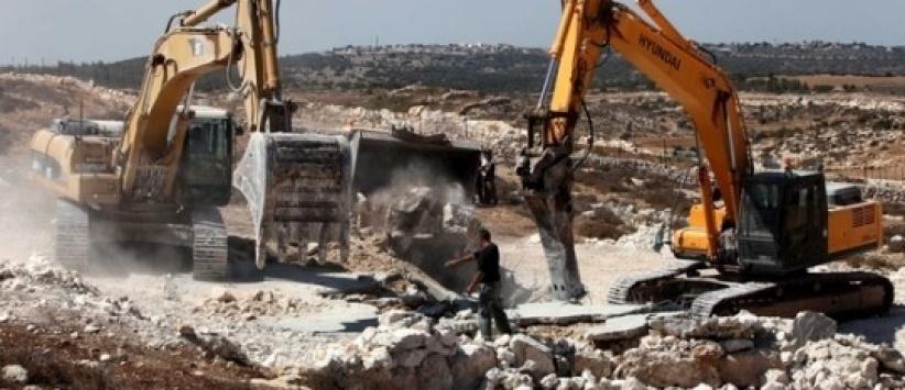 الاحتلال يخطر بهدم بئر في الكوم جنوب غرب الخليل