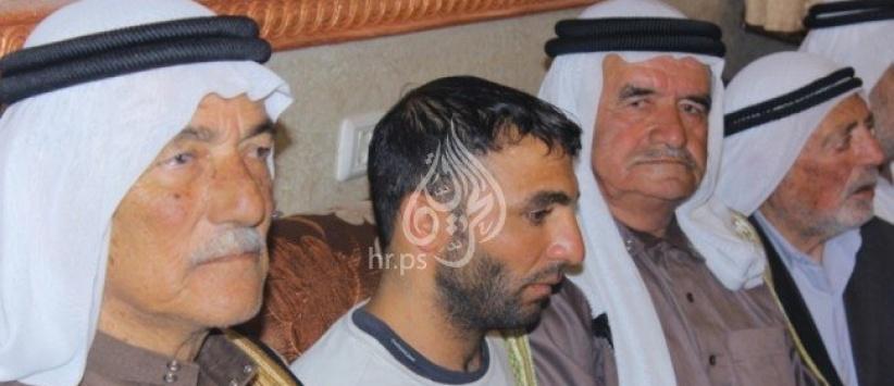 بالفيديو..بعد خطفه الساعة 6 صباحا.. عائلة أبو عيشه تسلم المختطف لديها لعائلة الجعبري في الخليل