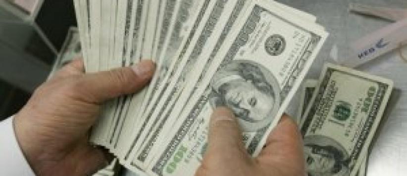 تسليم 5 الاف دولار لكل عائلة شهيد في غزة