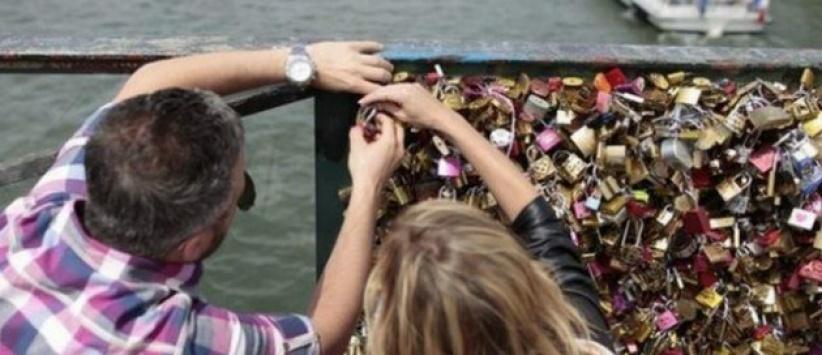 بلدية باريس تخلص جسر الفنون من 