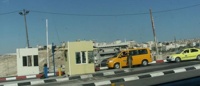 الاحتلال يعتقل محررًا بعد ضربه على حاجز 