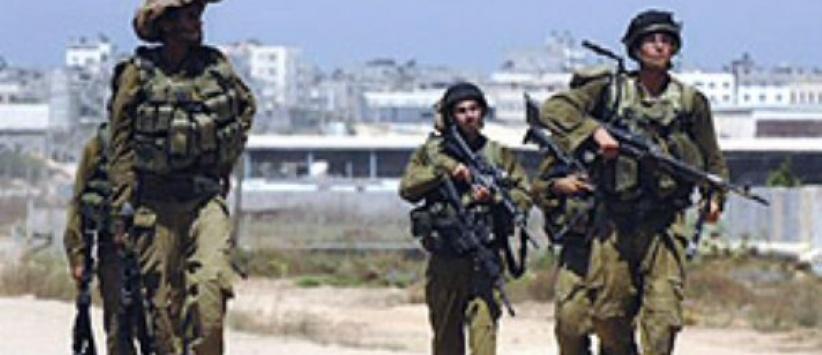 الاحتلال يعتقل مواطنًا ويصادر بضائع ببيت أمر