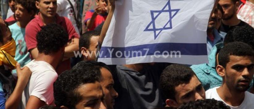 عدد من جماعة الاخوان يرفعون علم إسرائيل خلال مظاهرة في مصر