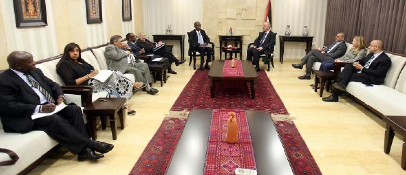 الحمد الله يبحث مع المبعوث الرئاسي الجنوب افريقي للشرق الأوسط آخر التطورات السياسية