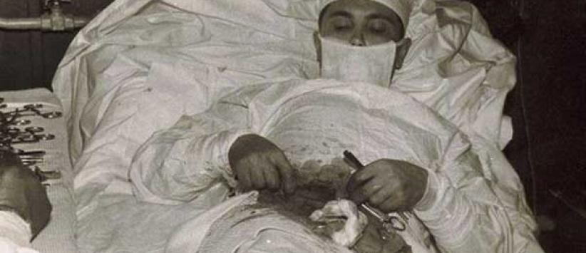 طبيب يجري لنفسه عملية 