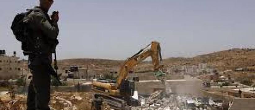 الاحتلال يعتقل طفلا وفتىً ويسلم إخطارات جنوب الخليل