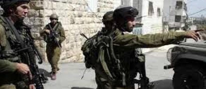 قوات الاحتلال تعتقل والدة أسير جنوب الخليل