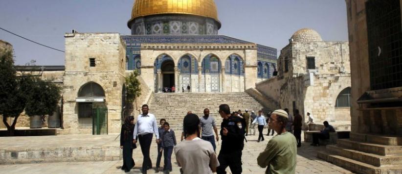 مستوطنون يقتحمون باحات الأقصى واعتقال مقدسية