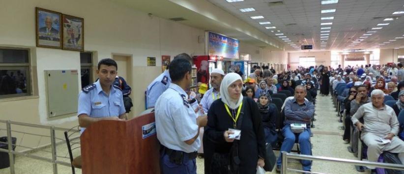 الاحتلال يمنع سفر 17 مواطنًا عبر معبر الكرامة