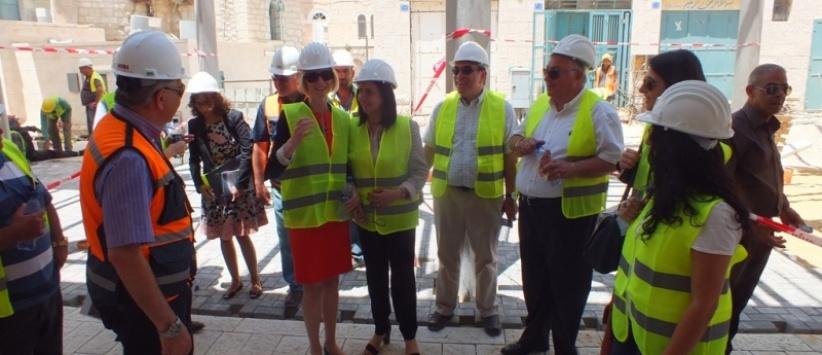 رئيسة بلدية بيت لحم وجوانا منتلو تتفقدان مشروع السوق القديم ومكتب خدمة الجمهور