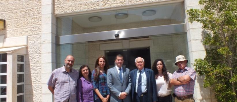 وفد من مؤسسة تطوير بيت لحم 2000 الفلسطينية في التشيلي يزور مركز بيت ساحور الطبي