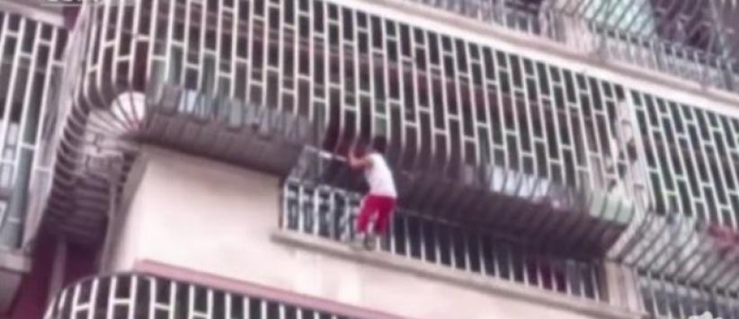 بالفيديو.. قضبان الشرفة انقذت طفلا من الموت