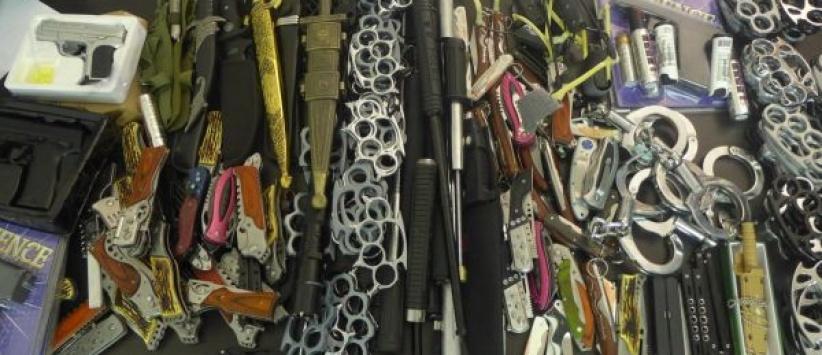 الشرطة تضبط أكثر من 300 قطعة من الأسلحة البيضاء والغاز المسيل للدموع في الخليل