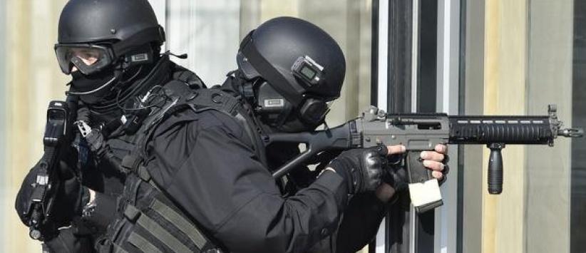 مسلحون يحتجزون موظفين بمتجر قرب باريس