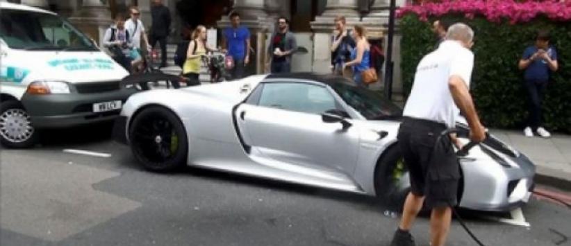 فيديو وصور: ثري سعودي يعطّل المرور في لندن لتنظيف سيارته البورش