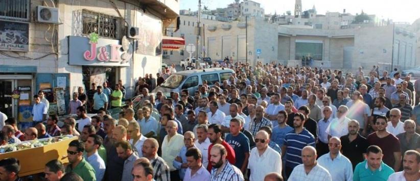 مئات المواطنين يشيعون جثمان المواطنة امل عودة من بيت ساحور