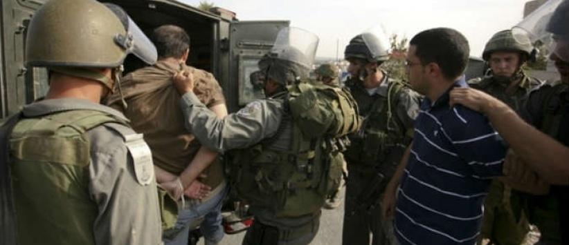 الاحتلال يعتقل مواطنين وطفلا من الخليل