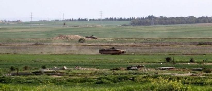 الاحتلال يقيم سواتر ترابية ويستهدف المزارعين شرق خان يونس