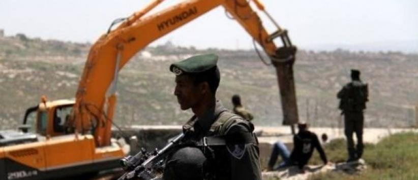 جرافات الاحتلال تهدم 3 منشآت في اذنا غرب الخليل