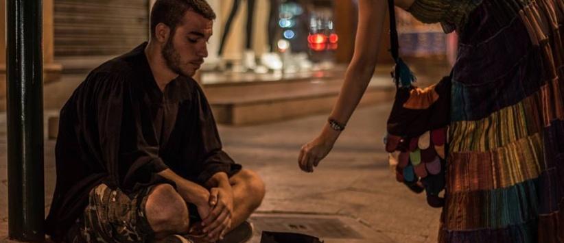 شابٌ لبناني يتسوّل على الطرقات بثوب التخرّج