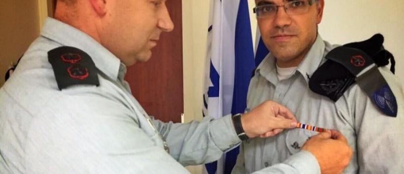 جيش الاحتلال يمنح الناطق باسمه وسام 