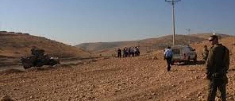 الاحتلال يجرف أراضٍ ويخطر بهدم منزل وبئر مياه في الخليل