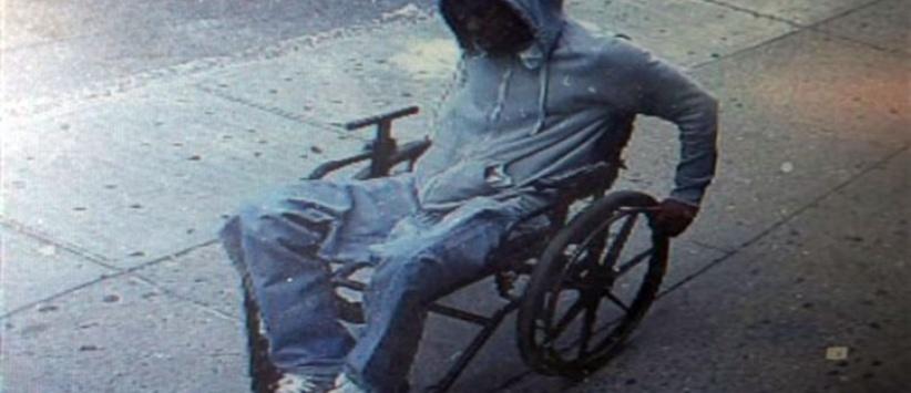 لص على كرسي متحرك يسرق بنكا ويهرب