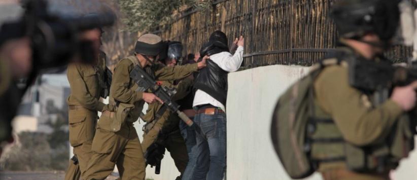 الاحتلال يصيب مواطنا ويعتقل آخر في مخيم الجلزون
