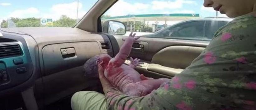 زوج يصور بالفيديو ولادة ابنه بالسيارة