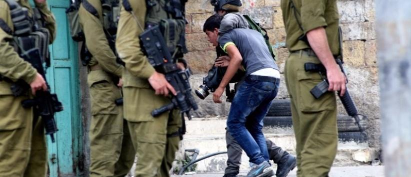 الاحتلال يعتقل مواطنين من الخليل ودير سامت