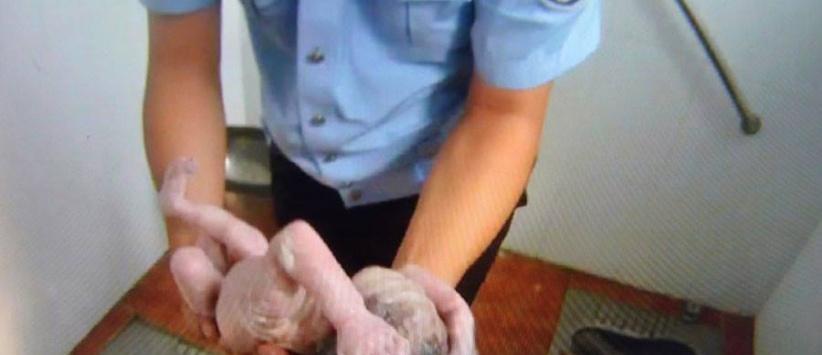 صور مؤثرة لشرطي صيني ينقذ رضيعة من الموت في دورة مياه عمومية