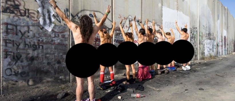 بالصور : نشطاء اجانب يقومون بالتعري امام جدار الفصل العنصري تضامنا مع الشعب الفلسطيني !