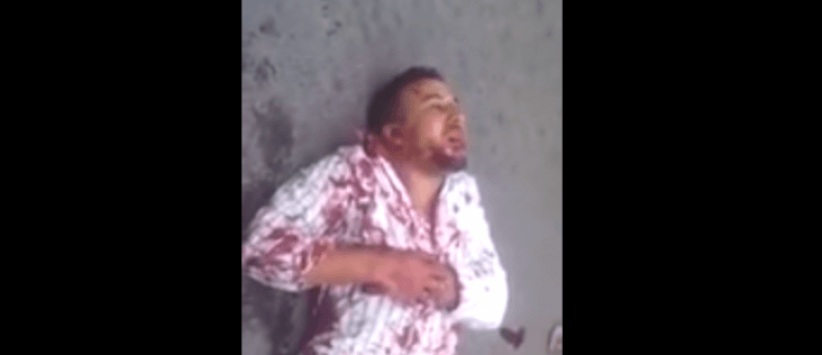 شاهد لحظة الإعتداء على رجل بالاسلحة البيضاء وتسديد عدة طعنات له