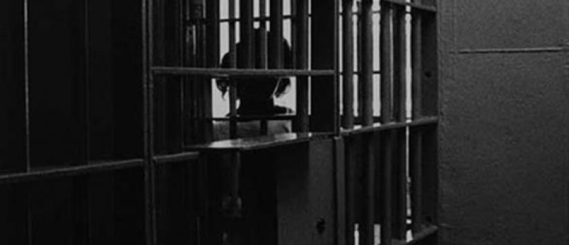 أب يحبس زوجته وابنه في زنزانة لـ 6 سنوات