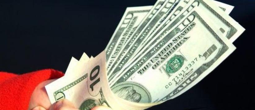 الدولار يعود للهبوط